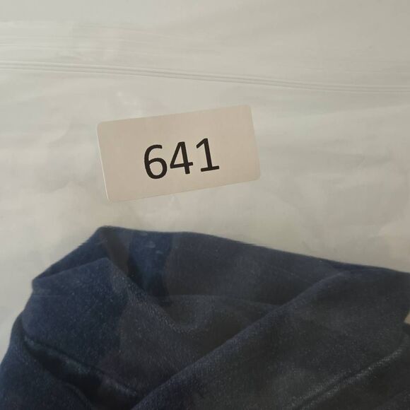 Signature By Levi Strauss Women's Mid-Rise Slim Fit Capri Jeans Blue Size 20 - Picture 7 of 7